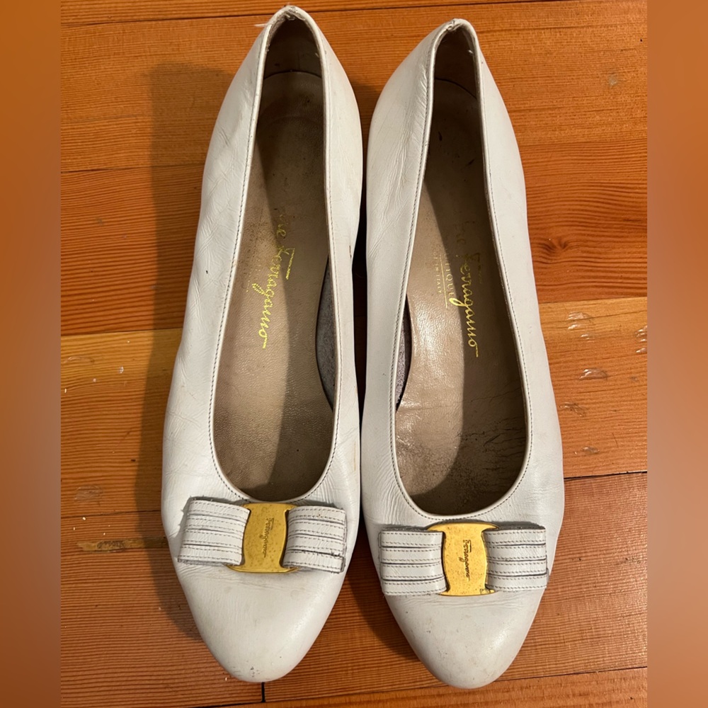 Salvatore Ferragamo White Leather Vara Bow Pumps Low Block Heel 8.5 B Vintage